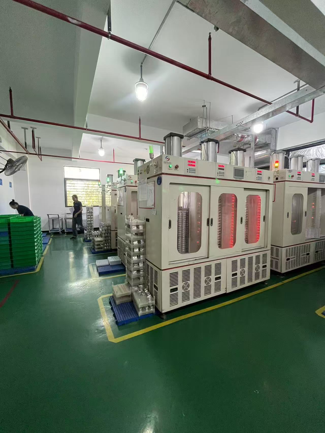 电池测试设备和检测仪器展示,技术人员正在进行电池性能测试,确保产品质量